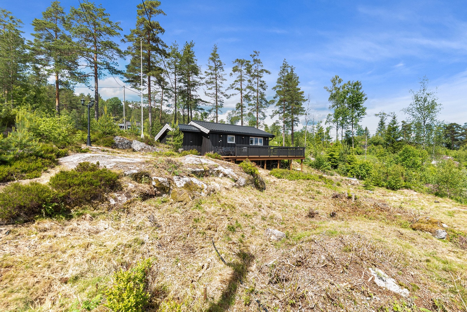 Fra terrassen er det videre adkomst til tomten, som tilbyr rikelig med boltreplass og gode muligheter for lek og rekreasjon. Galleribilde