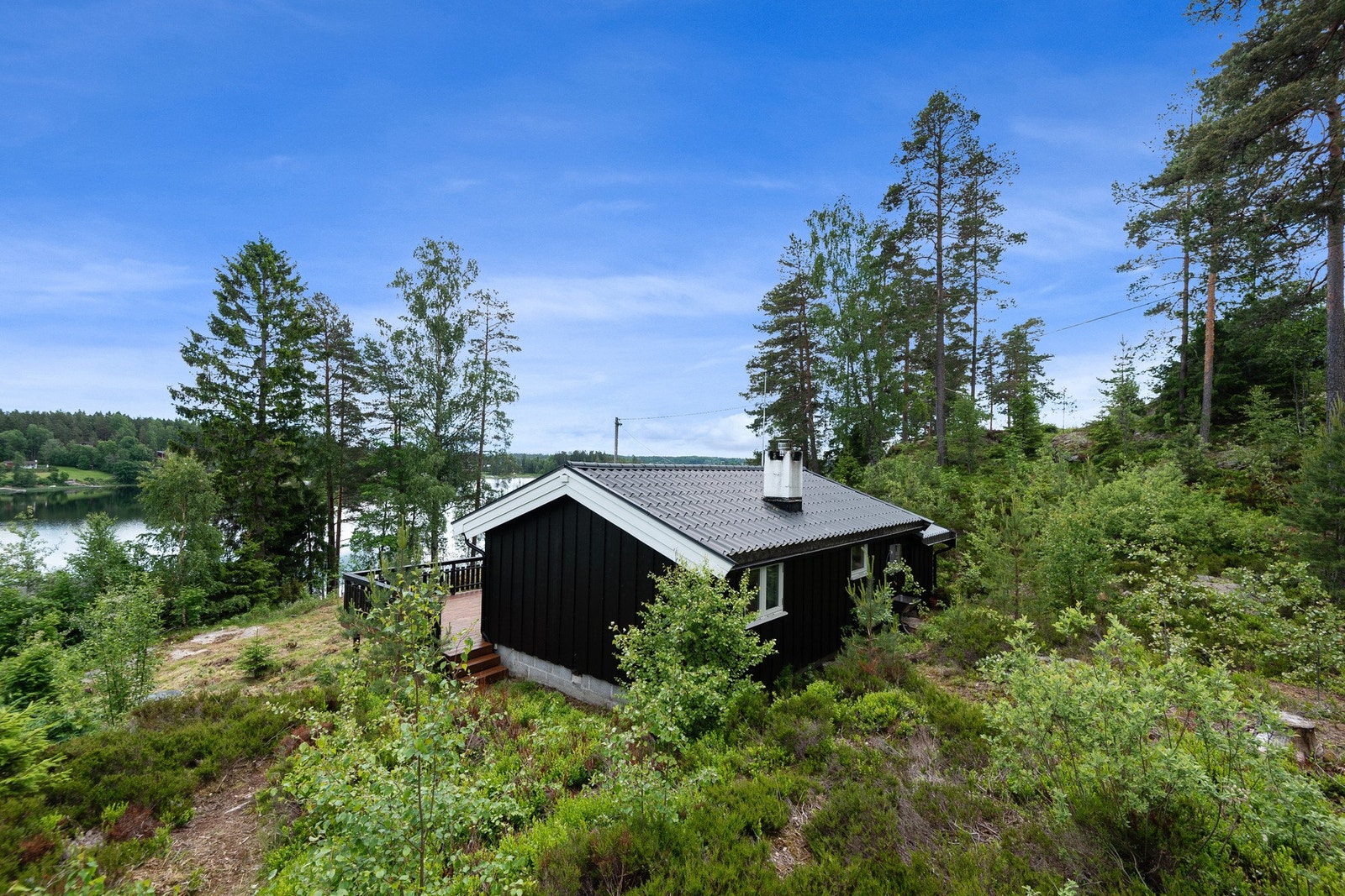 Hytta ligger helt usjenert til uten gjenboere med gode solforhold i et veletablert og populært hytteområde, med flotte muligheter for både bading og fiske i umiddelbar nærhet. Galleribilde