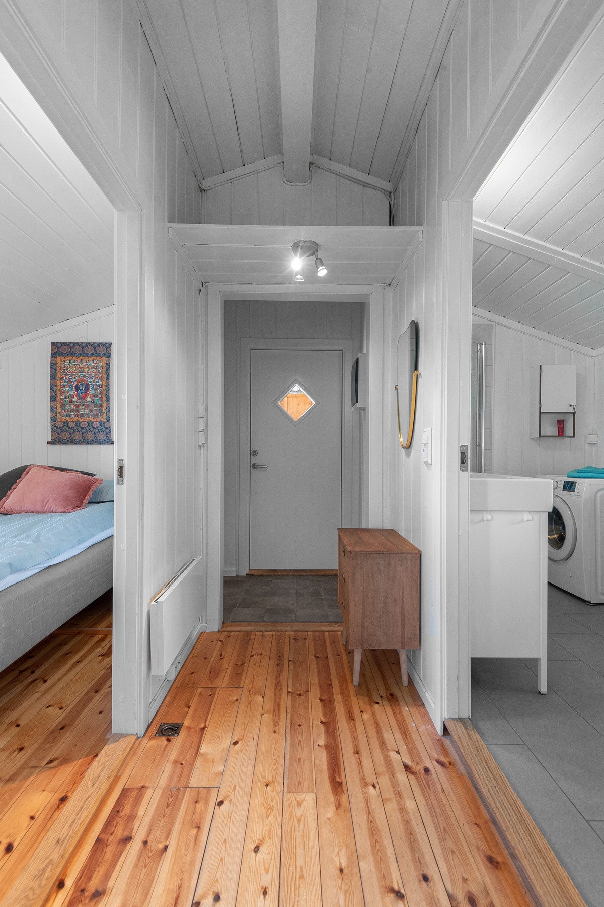 Velkommen inn! Det første som møter deg er en lys og fin entré med flislagt gulv som gir et godt førsteinntrykk av boligen. Galleribilde