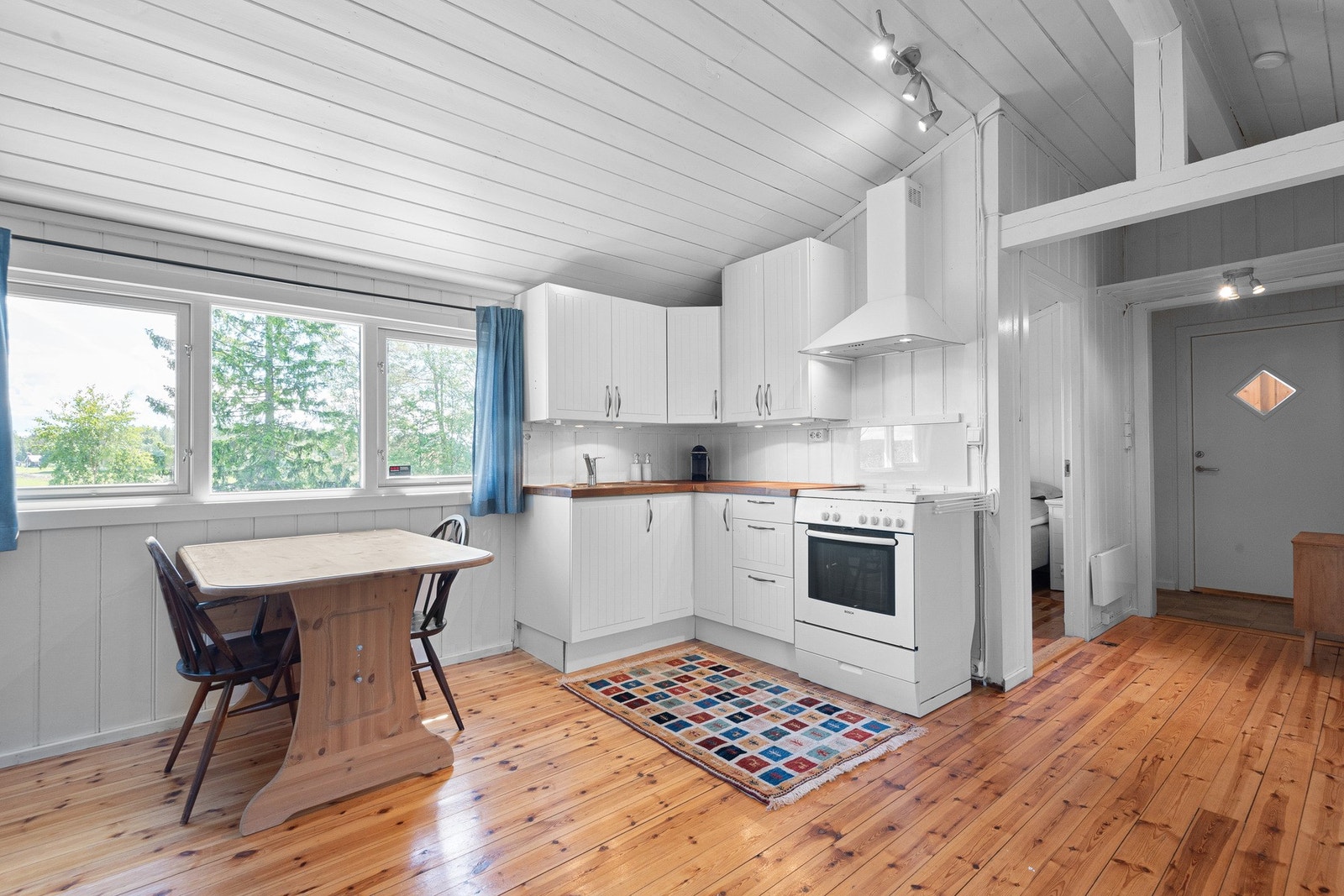Tidløs kjøkkeninnredning fra IKEA med profilerte fronter og benkeplate av tre med nedfelt kjøkkenvask. Galleribilde