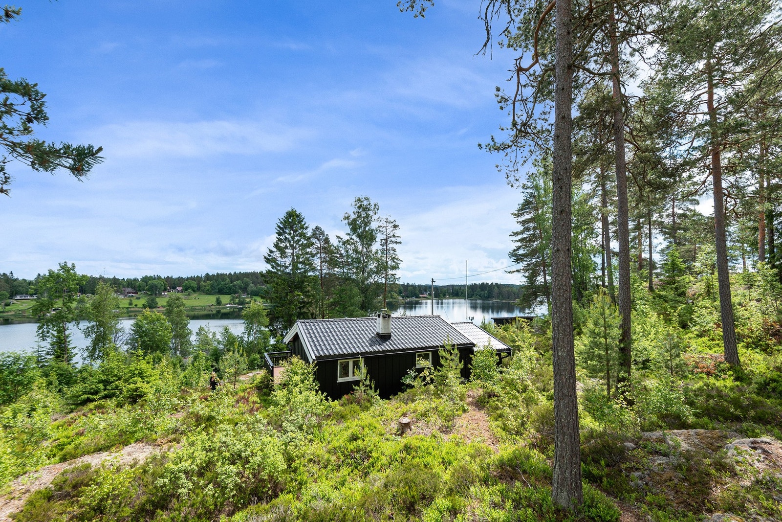 En usjenert og innbydende hytte med fin intern beliggenhet på en høyde, med utsikt mot Lyseren og skjermet uteplass på 53 kvm. Galleribilde