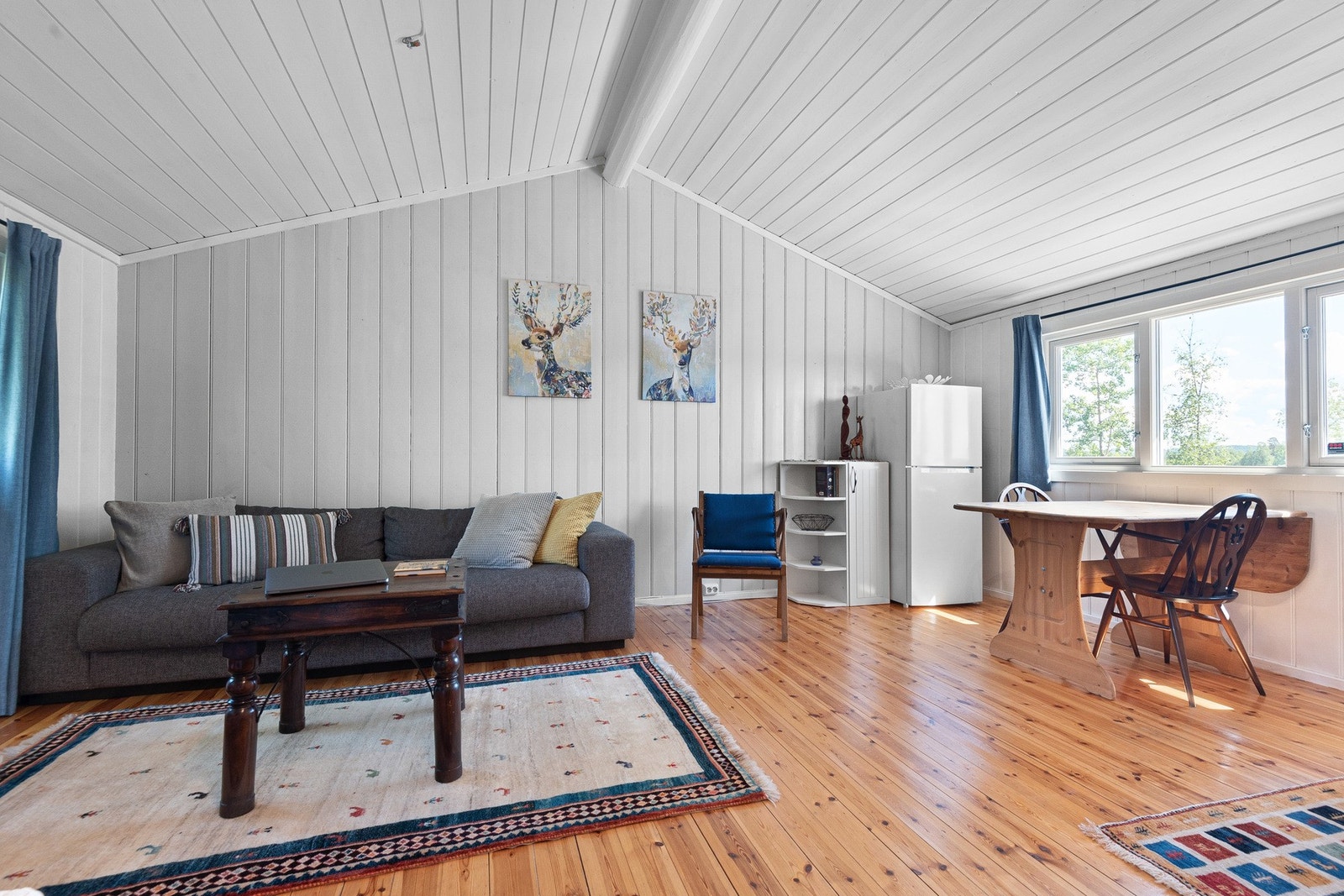 Stuen har en funksjonell og gjennomtenkt planløsning med naturlig plass til sofagruppe og TV med tilhørende møblement. Galleribilde