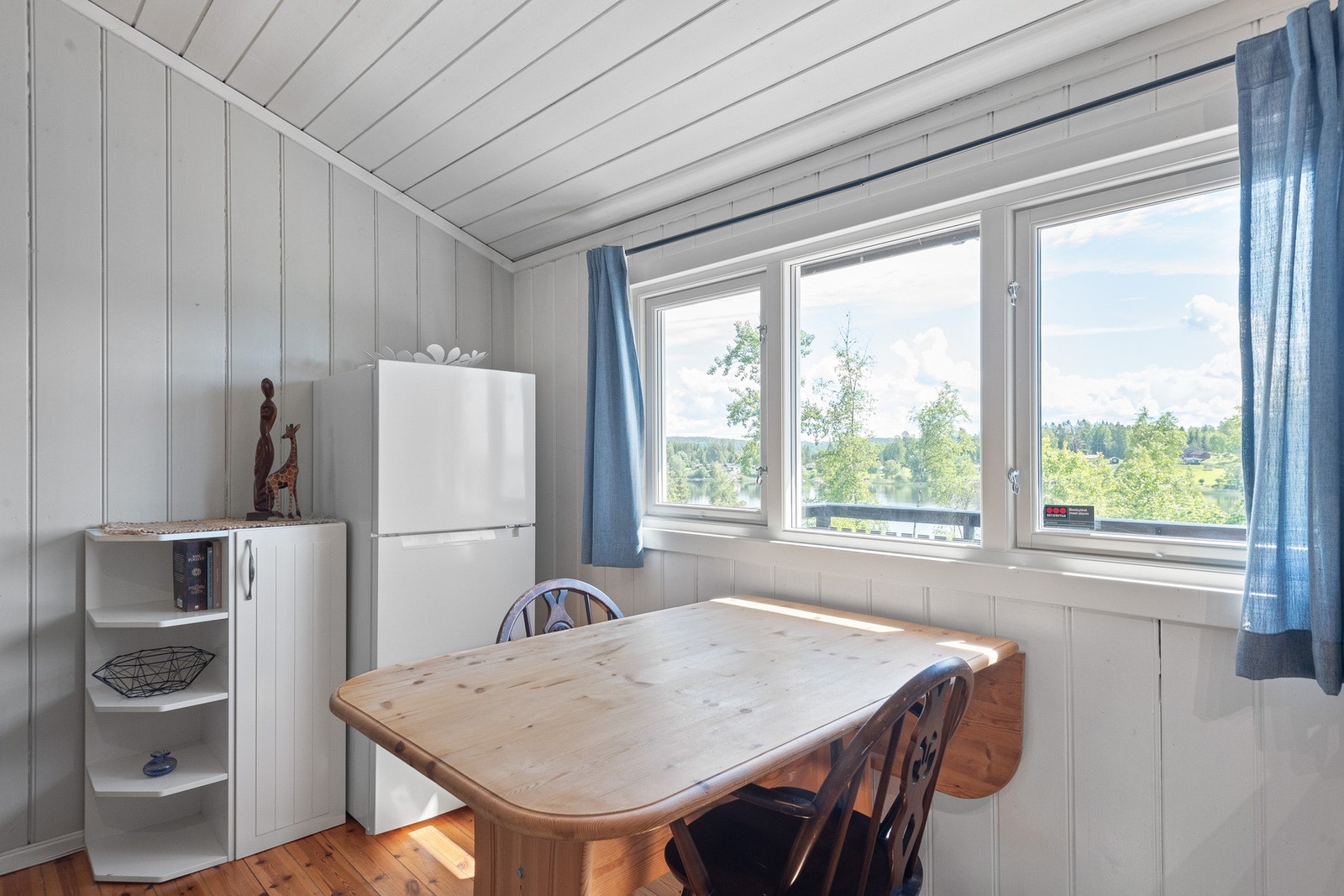 I tillegg er det avsatt en hyggelig spiseplass ved vinduet, hvor man kan nyte måltider med naturskjønn utsikt mot vannet. Galleribilde