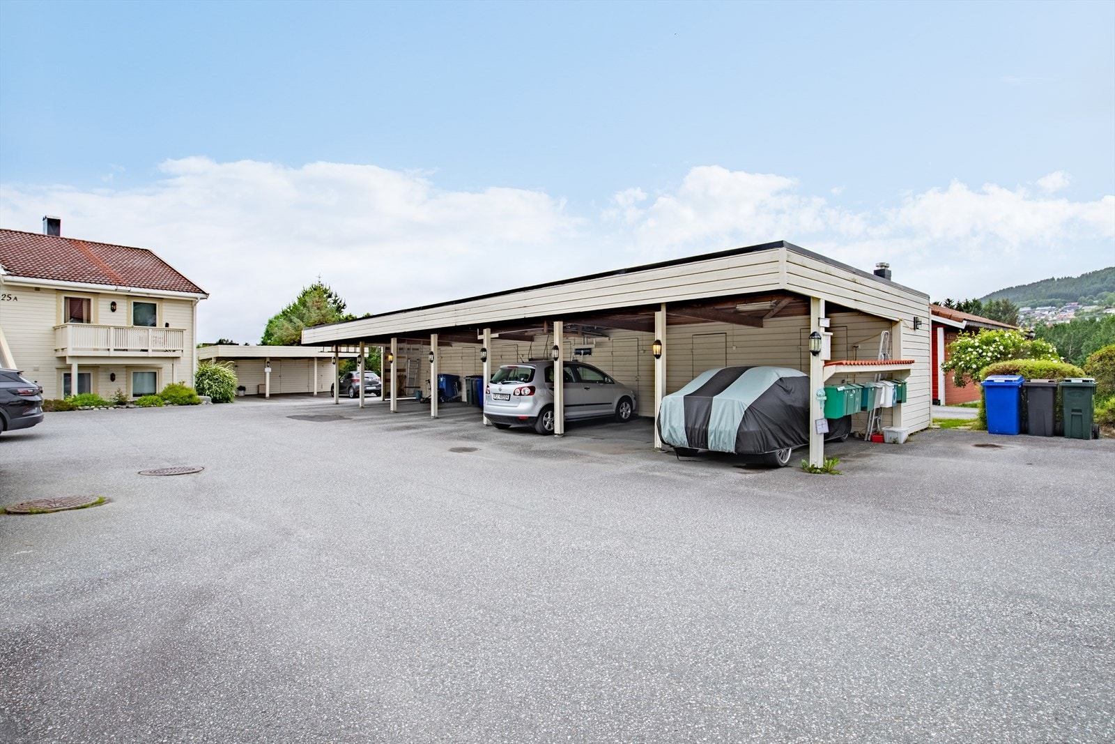 Carport følger med leiligheten. Velkommen til en hyggelig visning! Foto av Blåtind fotografikk Galleribilde