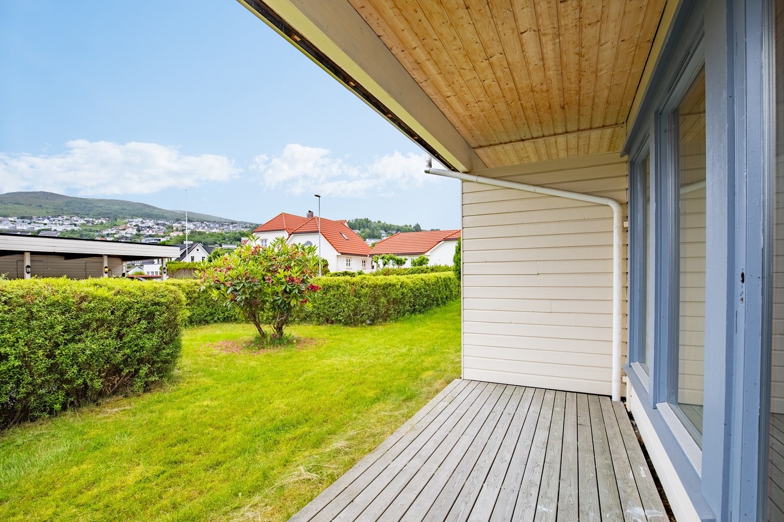 Fint uteområde med terrasse og noe hage Galleribilde