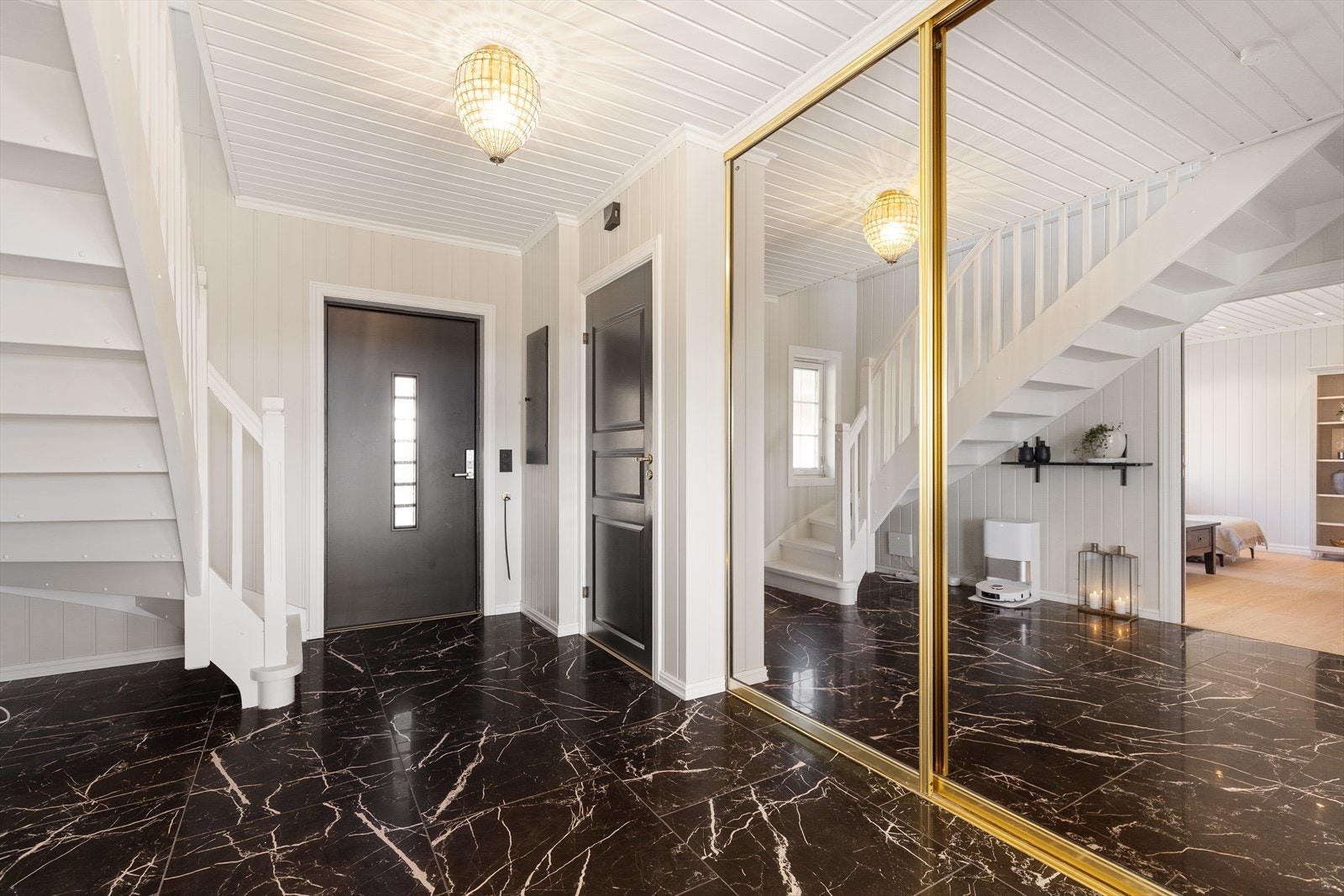 Med adkomst fra det hyggelige overbygde inngangspartiet kommer man inn i den romslige hallen som er på 13,4 m2. Her er det helt nye 60 x 60 fliser på gulvet med vannbåren varme som for øvrig er etablert for hele hovedetasjen. Galleribilde