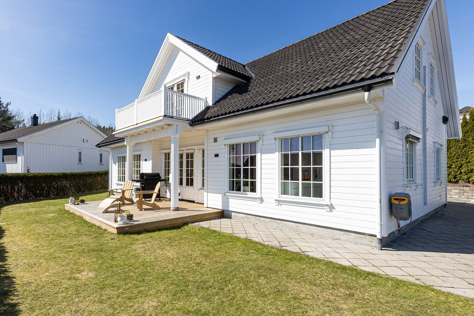 Eiendomsmegler Espen Thoresen presenterer Høyanlia 34!
Eier av boligen har per dags dato GRØNT boliglån via Sparebank 1 SørNorge til en av markedets beste renter pga. energimerket. Ny vann/vann jordvarme-varmepumpe som forsyner alle husets gulv per vann. Galleribilde