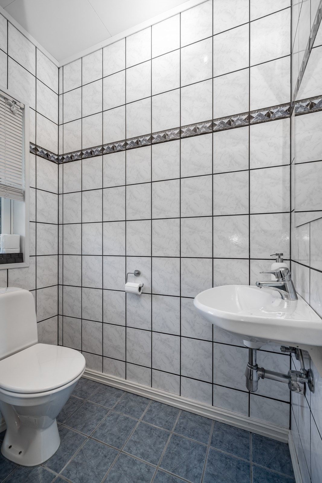 Boligen har et eget gjestetoalett ved hallen. Toalettrommet på 1,6 m2 er helfliset med varme i gulv, og er innredet med servant og toalett. Galleribilde