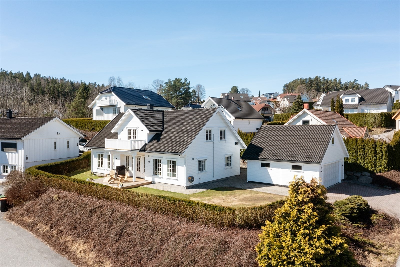 Gode sol- og utsiktsforhold og er innrammet med vintergrønne hekker og støttemurer hele veien. Galleribilde