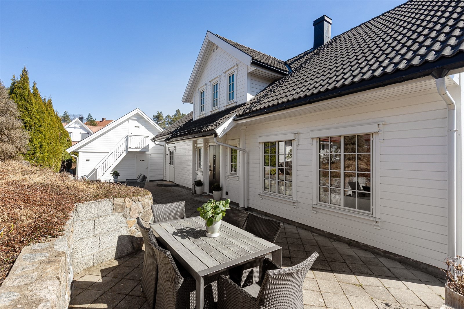 Velstelte, ryddige utearealer med plass til møbelgruppe, grill og blomsterkasser. Galleribilde