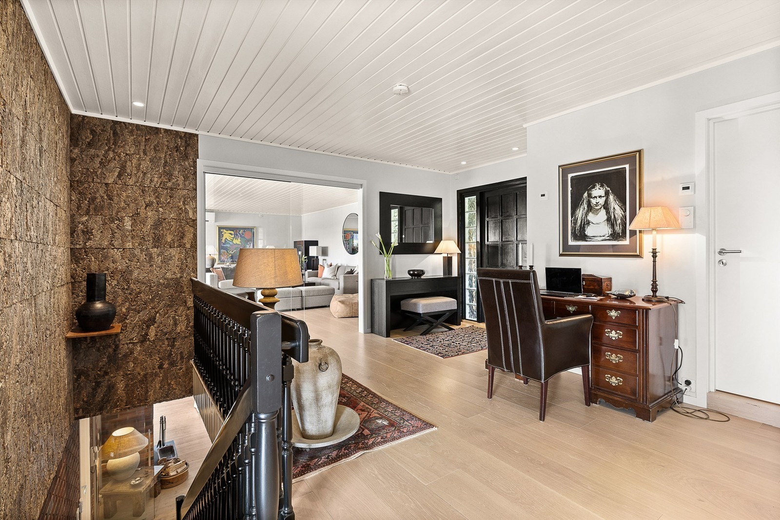 Romslig entré/hall som ble pusset opp i 2015 ble bl.a. 1-stavs eikeparkett på gulvet og downlights i himling. Fra hallen er det glassdører inn til alle tilstøtende rom (foruten til badet) som gir hallen godt med lys, samt at du kan se den flotte utsikten Galleribilde