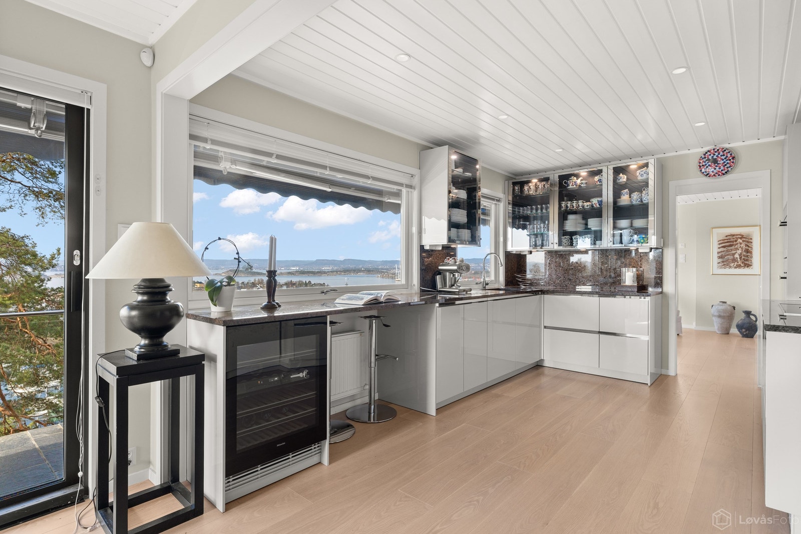Kjøkkenet ble pusset opp i 2015 med bl.a. ny kjøkkeninnredning fra Siematic, ny 1-stavs eikeparkett, downlights i himling og oppmaling av veggflater i lys delikat beigefarge Galleribilde