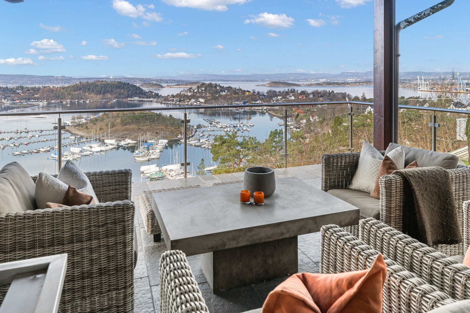 Terrasse utenfor stuen i toppetasjen med fantastisk utsikt Galleribilde