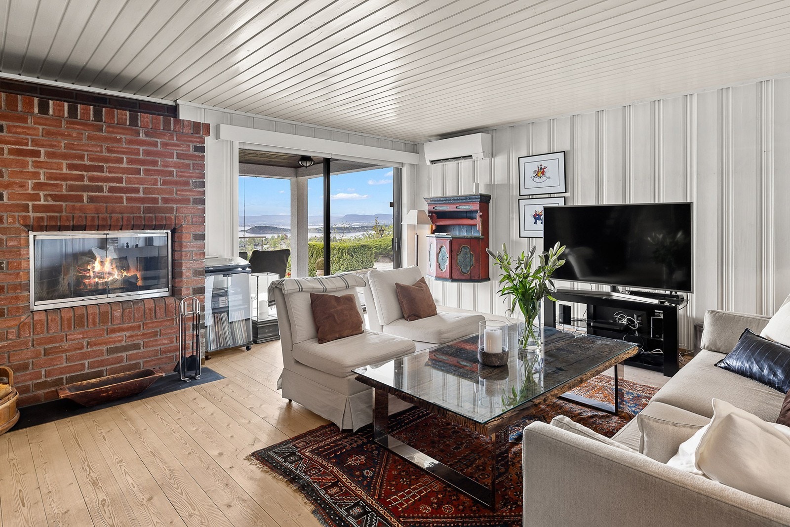 Stuen har både peis og varmepumpe (som også kan benyttes til kjøling) Galleribilde