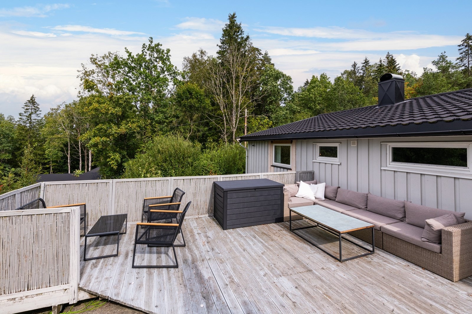 På terrassen er det god plass til flere utemøbelgrupper. Galleribilde