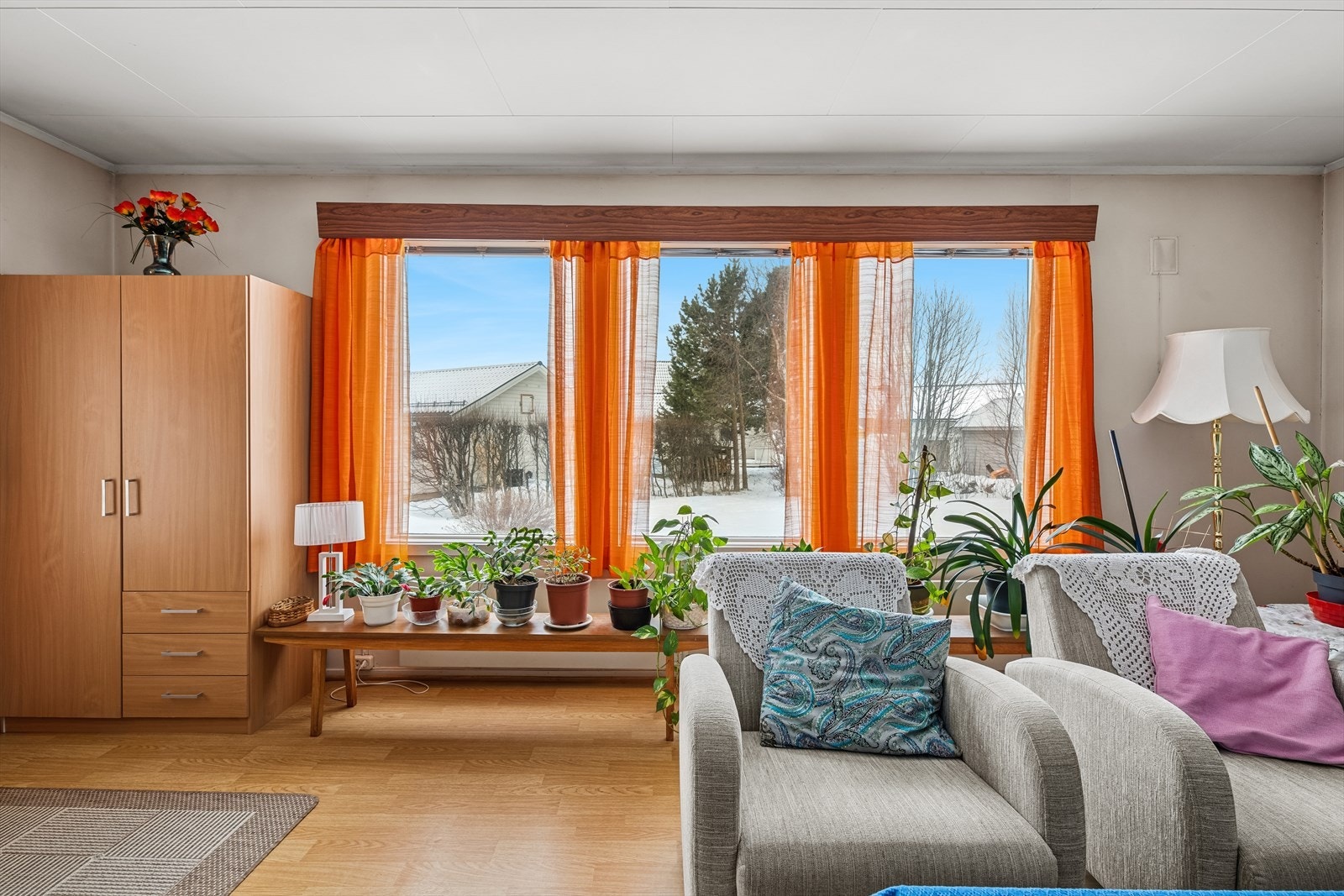 Store vindusflater slipper inn godt med naturlig lys og gir rommet en lys og luftig følelse. Galleribilde