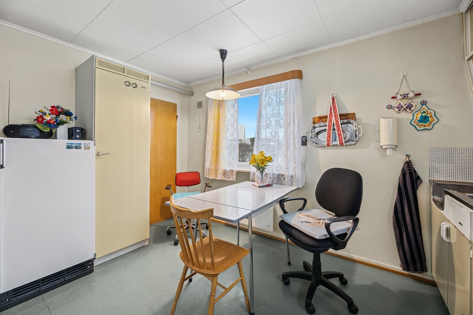 Det er plass til en liten frokostplass på kjøkkenet. Galleribilde