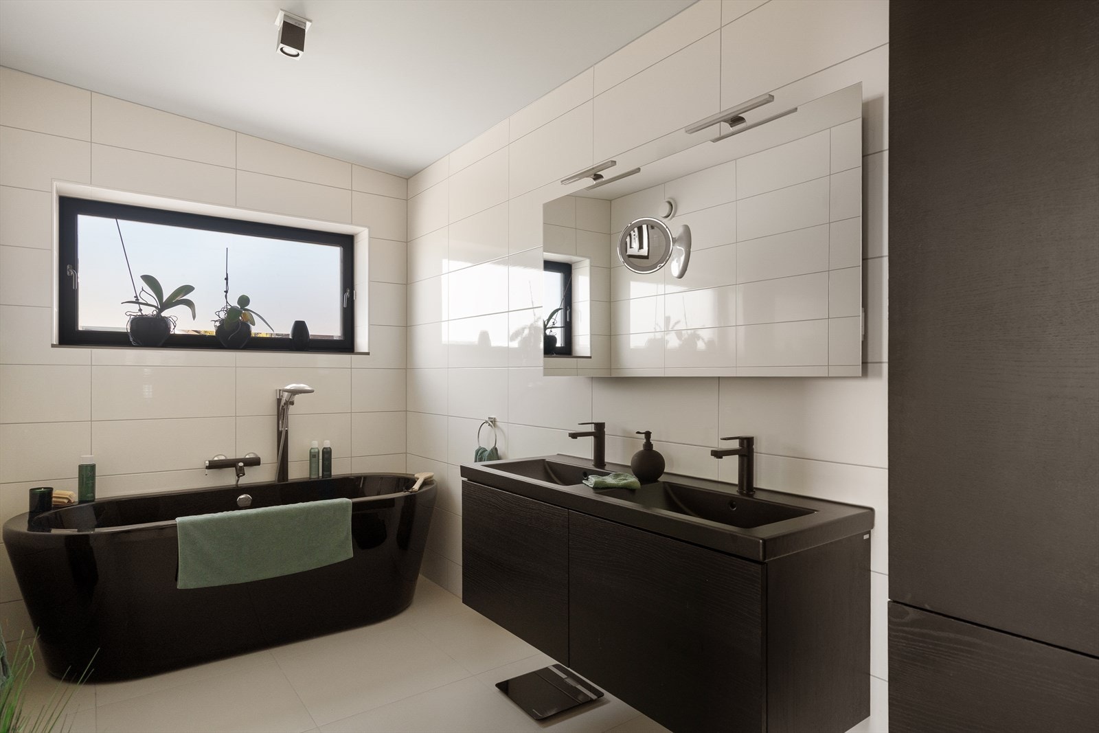 Badet er helfliset med vannbåren varme i gulv, badekar, dusjvegg, vegghengt toalett og dobbel servant - alt tilrettelagt for komfort i hverdagen. Galleribilde