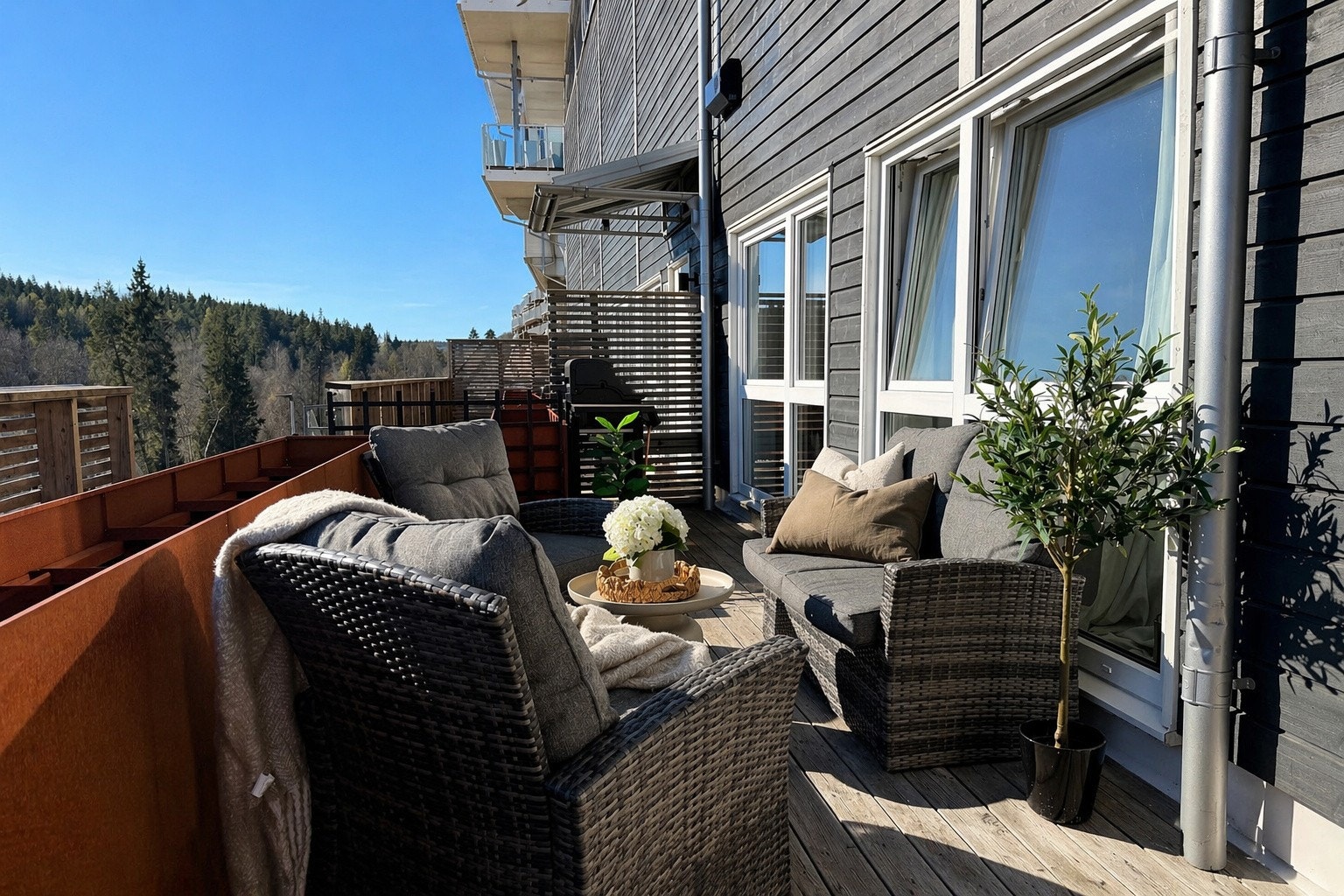 Uteplassen er vendt mot sydvest, og har meget gode solforhold. Det er god plass til en sittegruppe og grill Galleribilde