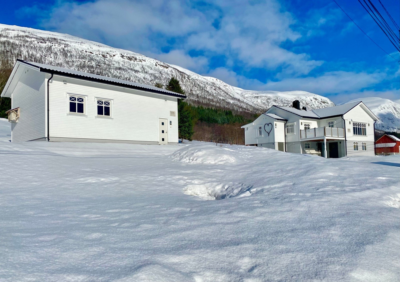 Nordbotnvegen 10 er en fin og mye oppgradert enebolig med svært stor garasje, rikelig med boltreplass og landlig beliggenhet Galleribilde