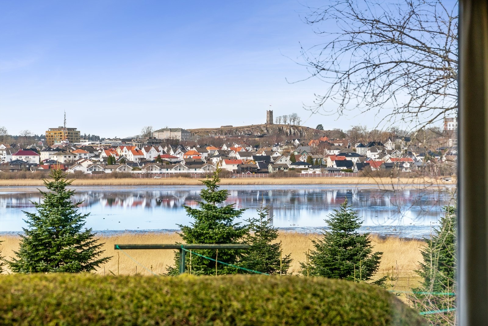 Det er videre herlig sjøutsikt fra tomten - i tillegg til at man ser Træleborg, Tønsberg sentrum og til og med Slottsfjellet Galleribilde
