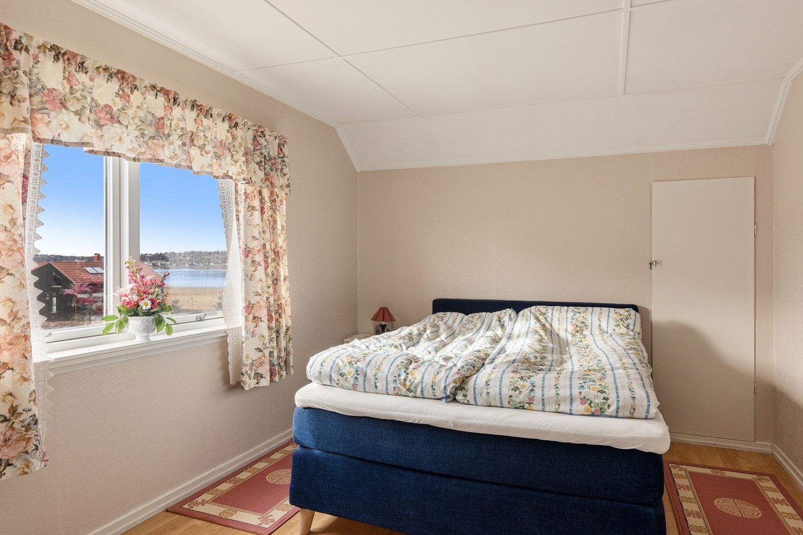 Stort soveværelse i 2.etasje med lagring i knevegger Galleribilde