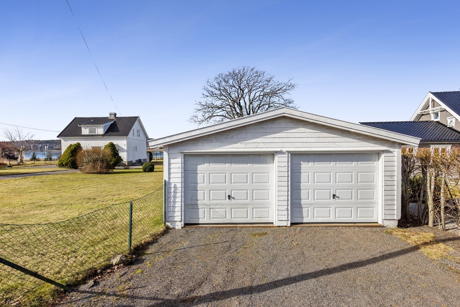 På eiendommen finner man eldre dobbel garasje samt godt med plass til å parkere på egen tomt Galleribilde