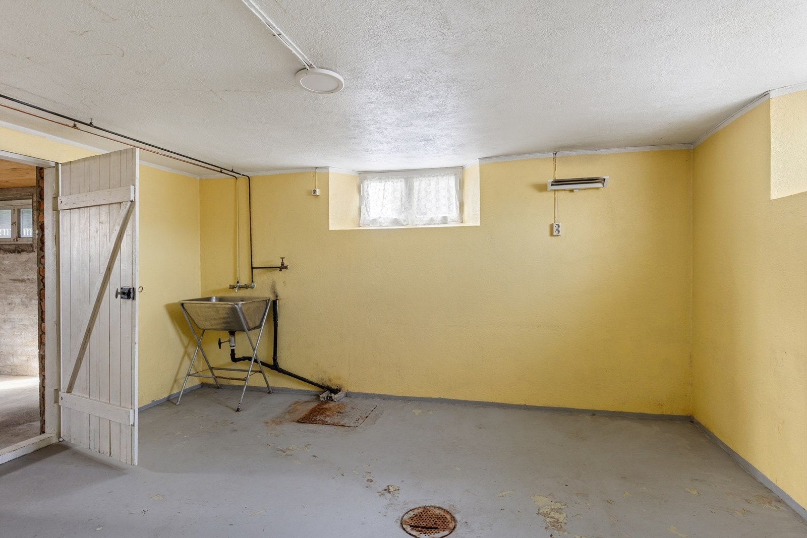 Kjelleren byr på stort vaskerom og godt med lagringsplass i boder Galleribilde