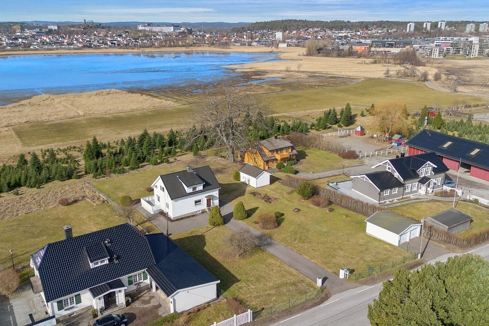 Eiendommens tomt er på 2664m2 og byr på en rekke muligheter Galleribilde