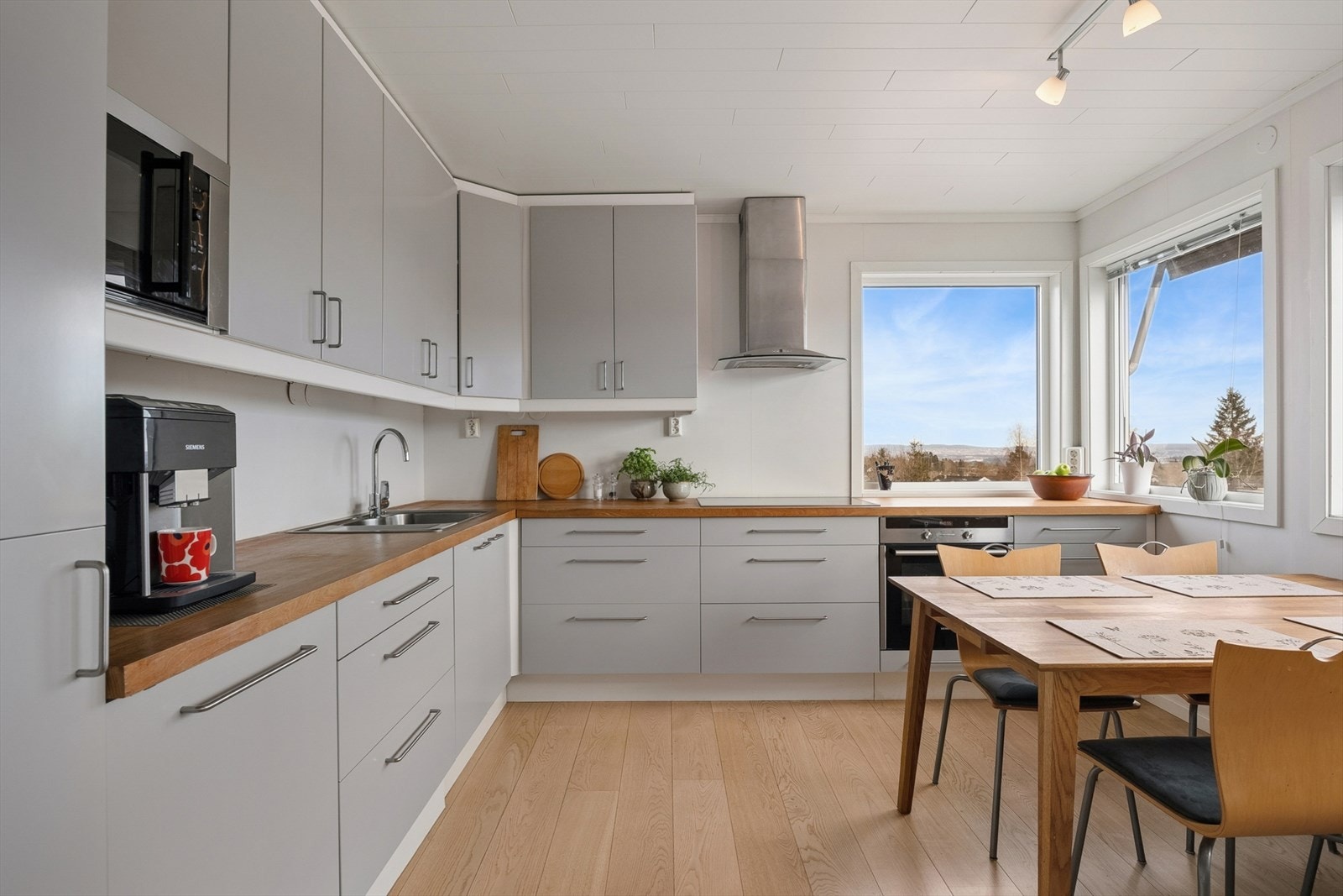 Tiltalende og velutstyrt IKEA kjøkken, ny sprøytemaling i 2016 av innredning. Benkeplate i heltre med en nedfelt kum i rustfritt stål. Galleribilde