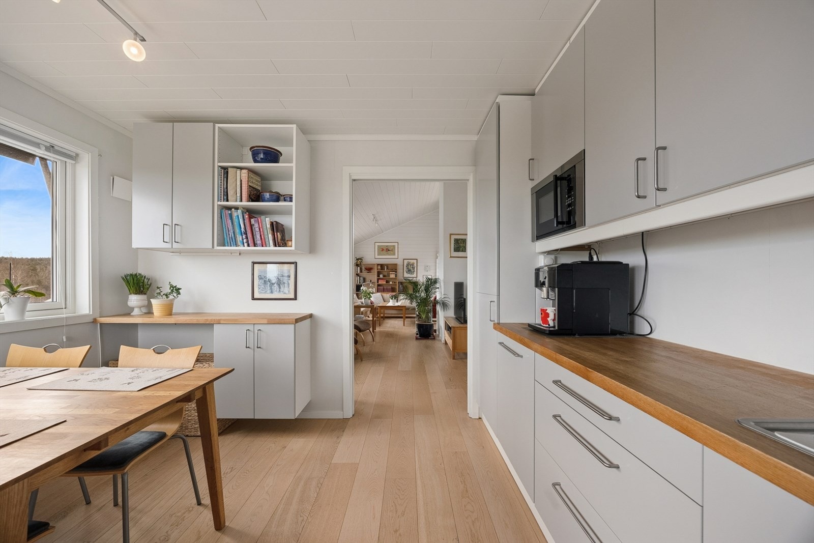 Godt utbygget med skap- og benkeplass. Galleribilde