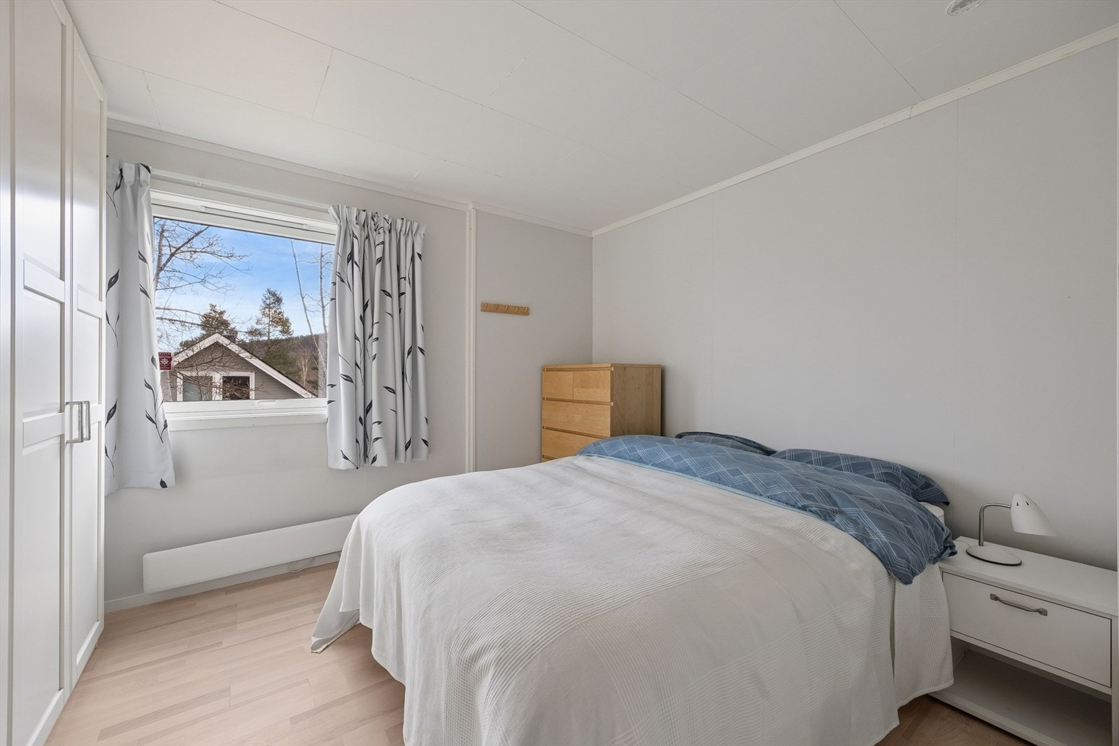 Boligen har tre soverom, alle praktisk plassert i samme etasje. Galleribilde