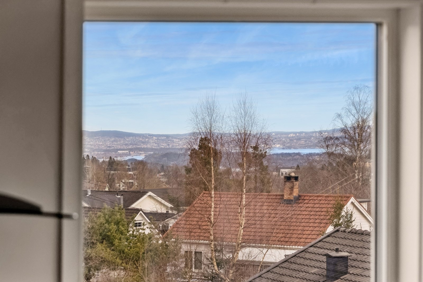 Fra kjøkkenet er det flott utsikt mot Oslofjorden og innover mot Oslo. Galleribilde