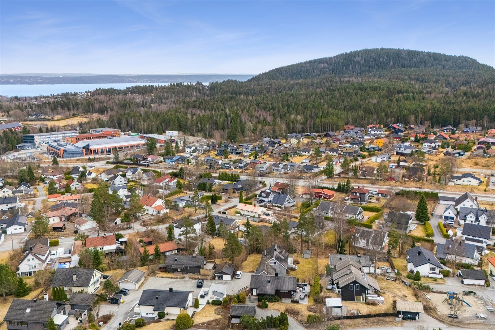 Trygg og kort skolevei, fantastiske turmuligheter både på ski og til fots, eller et bad i et av områdets mange flotte badevann! Galleribilde