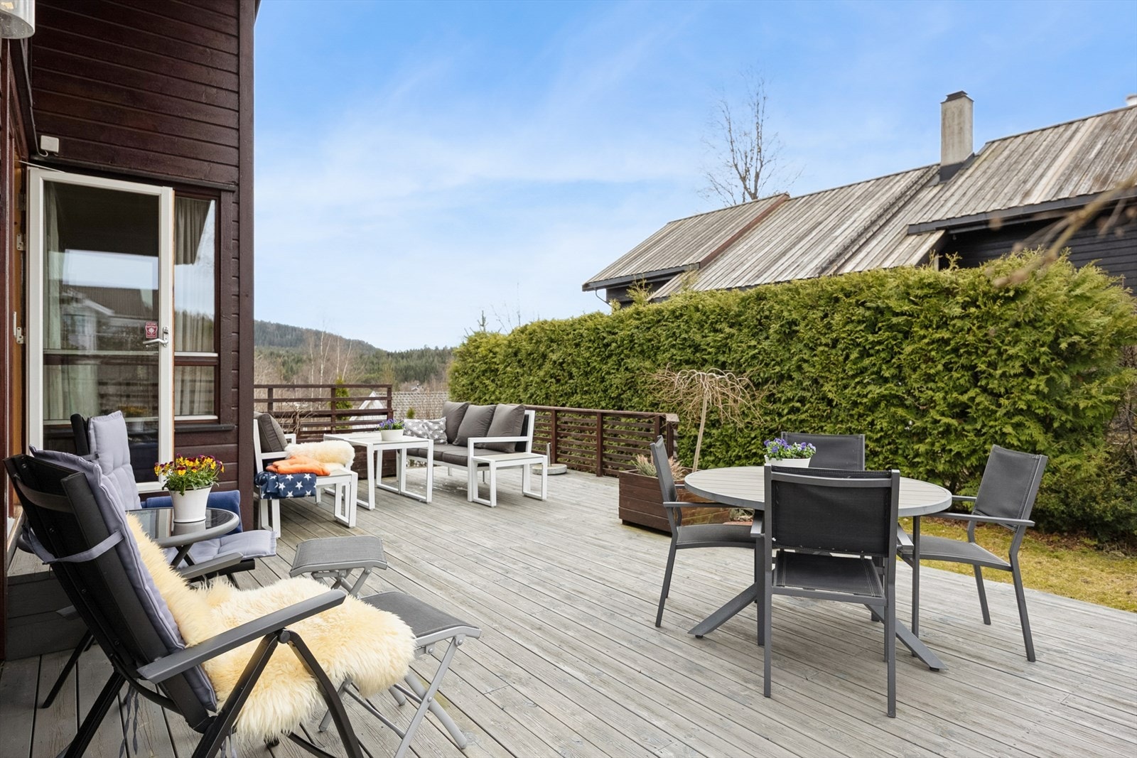 Fra stuen har du direkte utgang til en romslig terrasse som forlenger oppholdsrommene og skaper en naturlig overgang mellom inne og ute. Galleribilde
