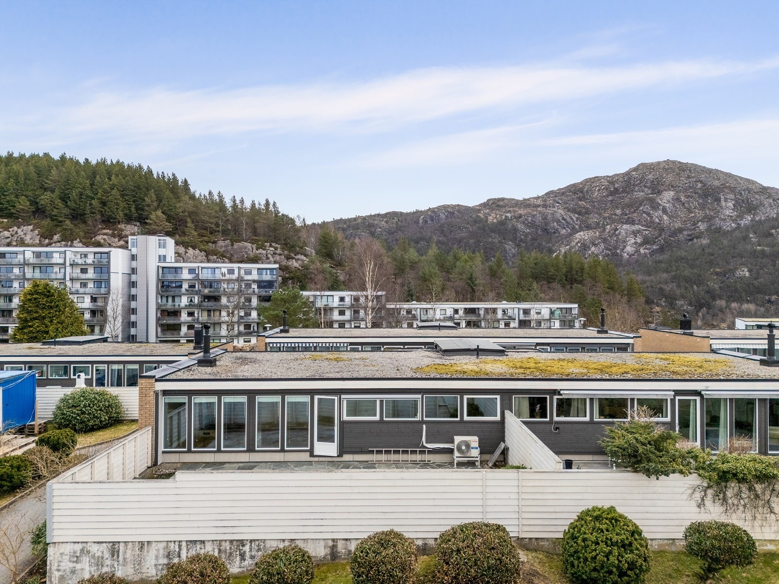 Rekkehus på ett plan med solrik uteplass med ny kledning og vinduer i 2026 Galleribilde