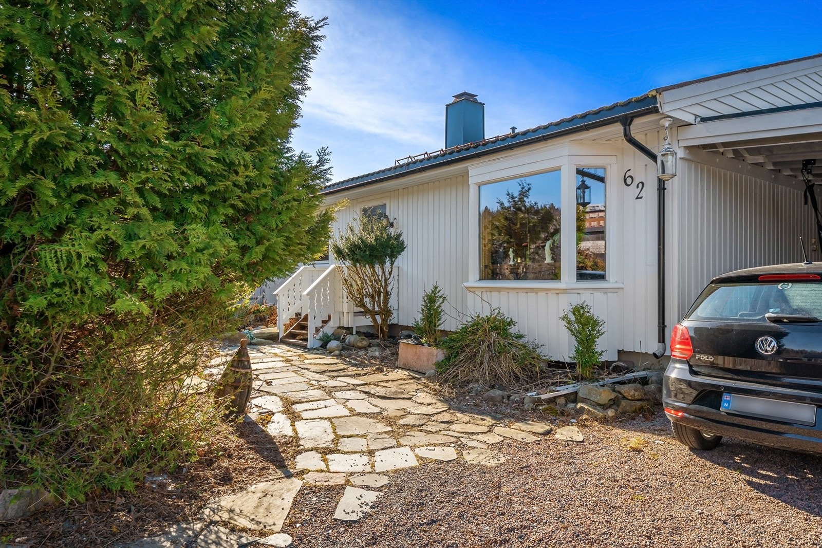 Parkering i carport og utenfor huset Galleribilde