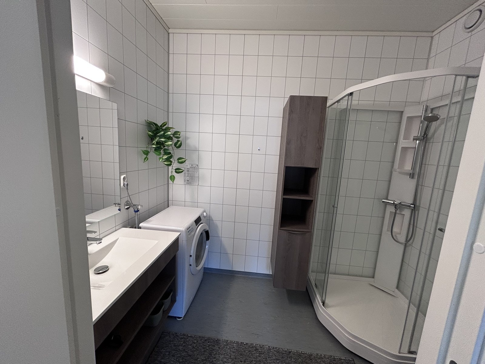 Baderom med ny servant og høyskap. Inneholder toalett, dusjkabinett og opplegg til vaskemaskin. Galleribilde