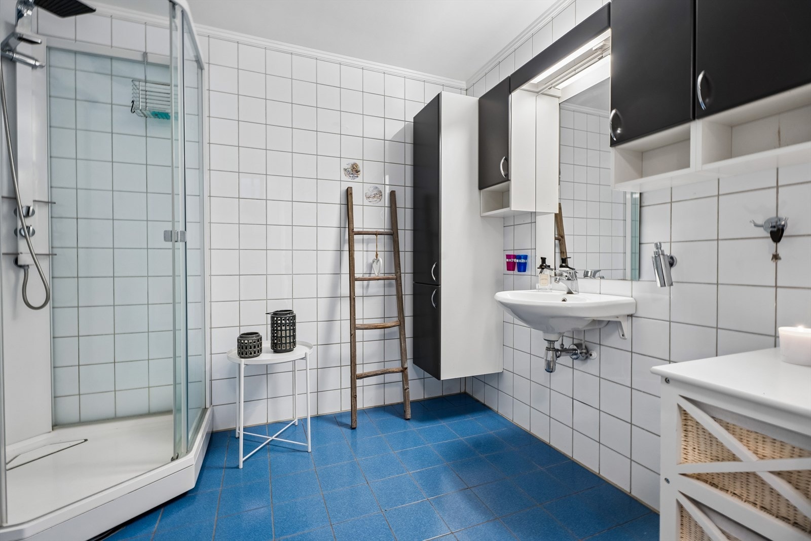 Badet i underetasjen er fra byggeåret 1996 og har fliser på gulv og vegger, gulvvarme og dusjkabinett. Galleribilde