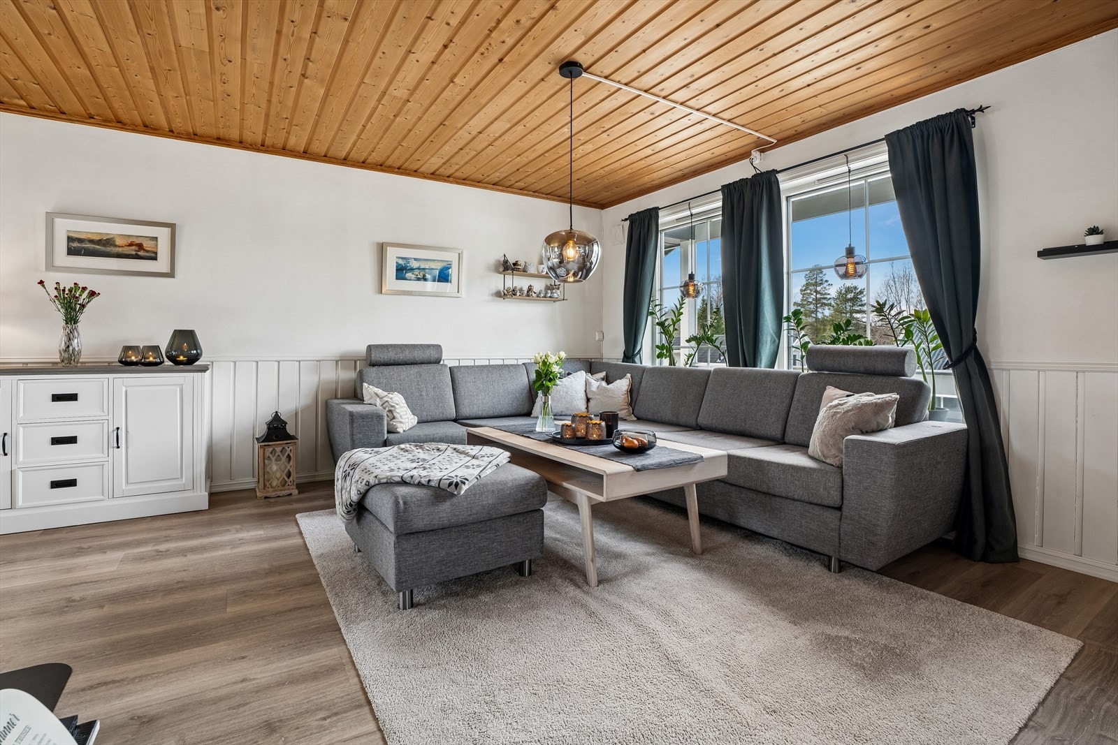Store vindusflater med 2-lags isolerglass gir godt med dagslys til oppholdsrommene. Galleribilde
