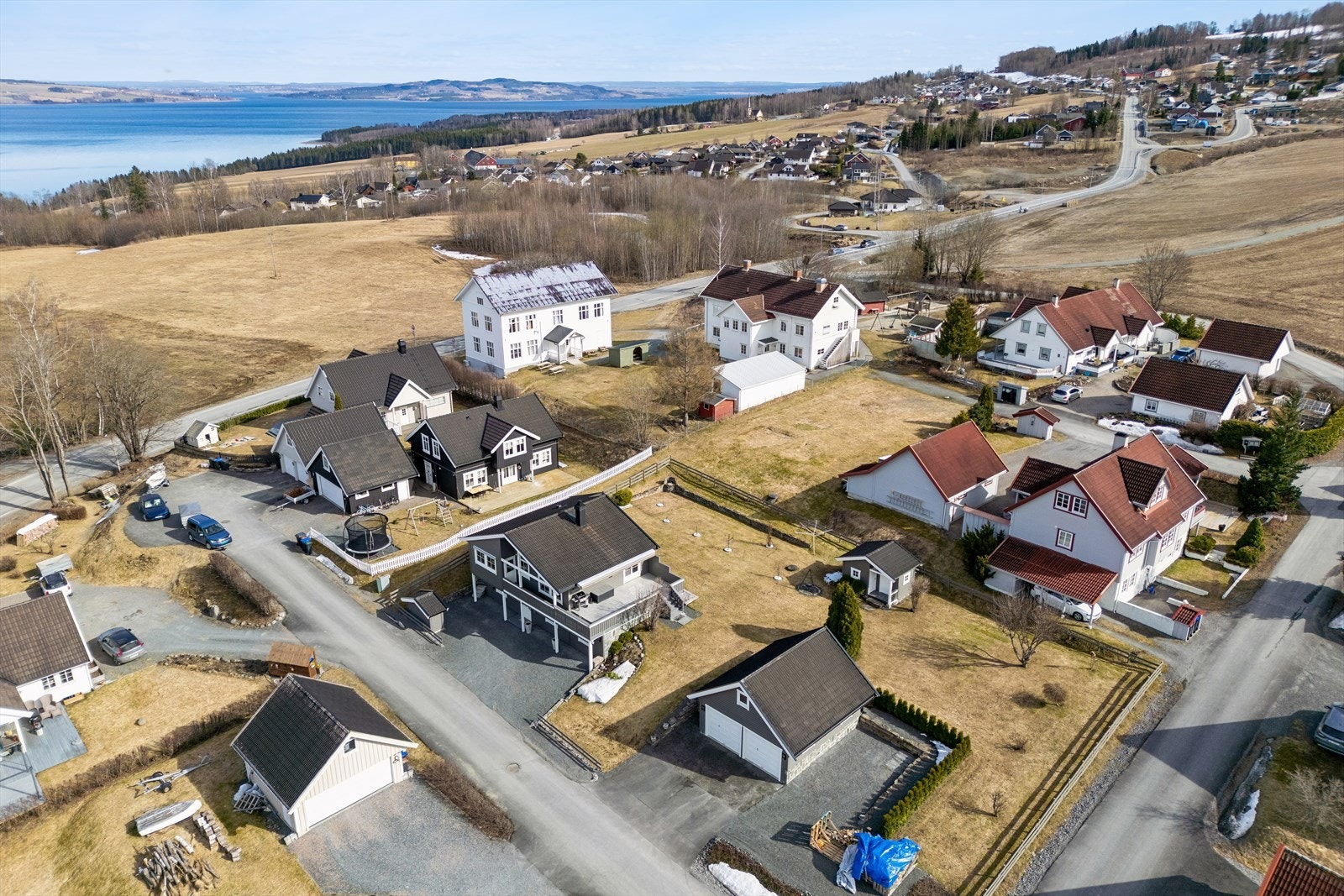 Det er kun 1 km til Nordli skole (1-7 kl.) og 900 meter til Nordli barnehage, en trygg og kort vei for barna. Galleribilde