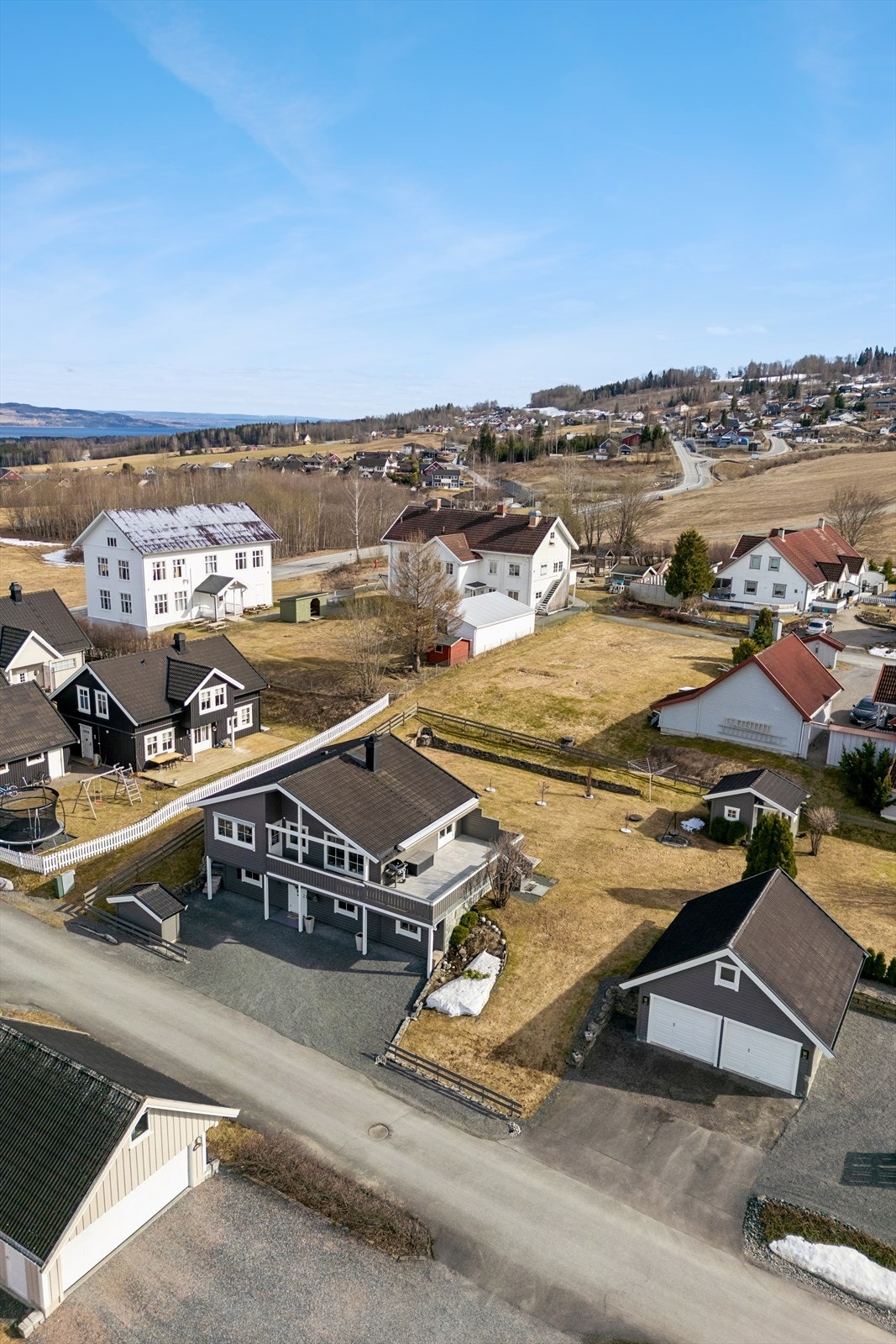 Eiendommen ligger i et rolig og etablert boligområde i Nordlia, hovedsakelig bestående av eneboliger. Galleribilde