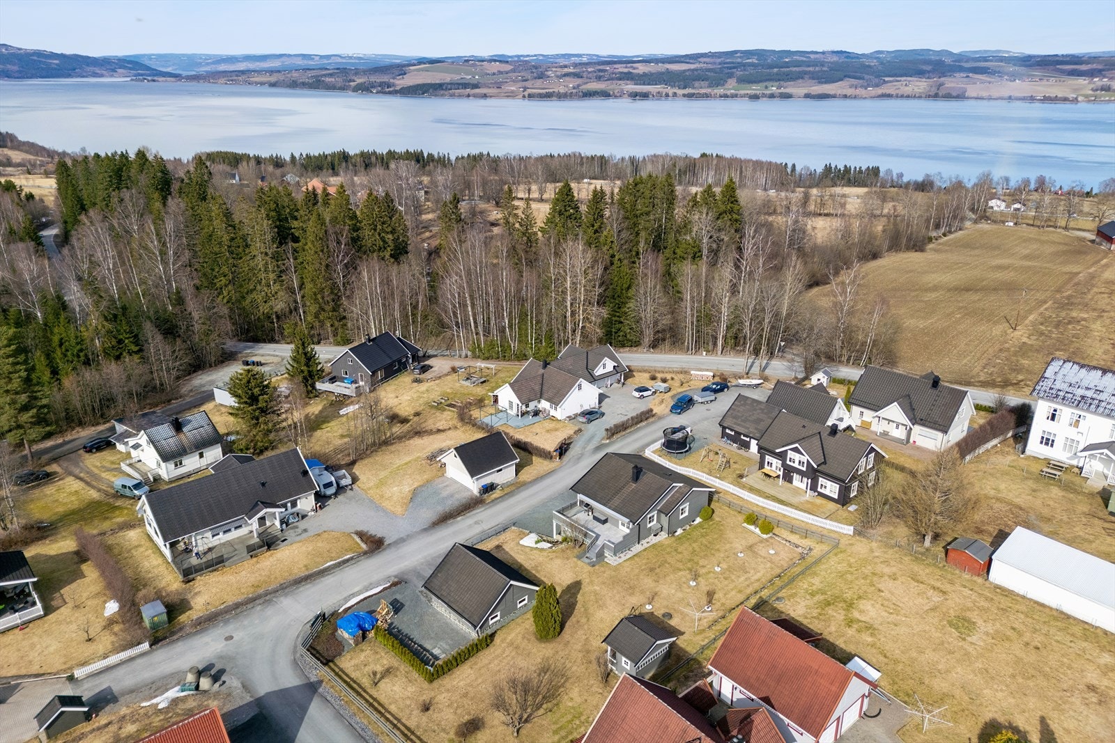 Fra området er det kort vei til Mjøsa og flotte turområder i Totenåsen, som byr på et omfattende nett av tur- og skiløyper. Galleribilde