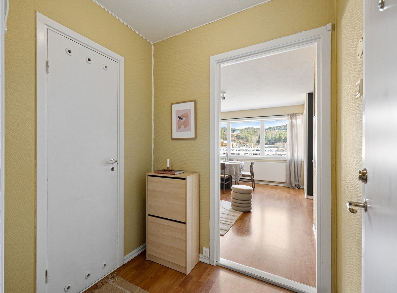Leiligheten har en entrè med direkte tilgang til en innvendig bod som kan brukes som en walk-in garderobe. Galleribilde