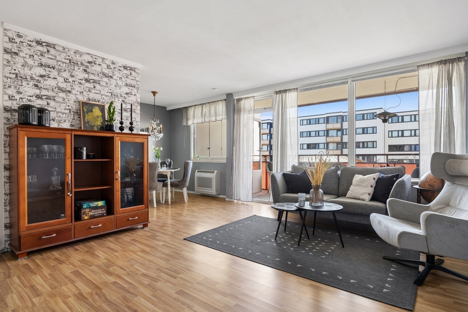Lys og romslig stue med god plass til både sofa- og spisegruppe. Galleribilde
