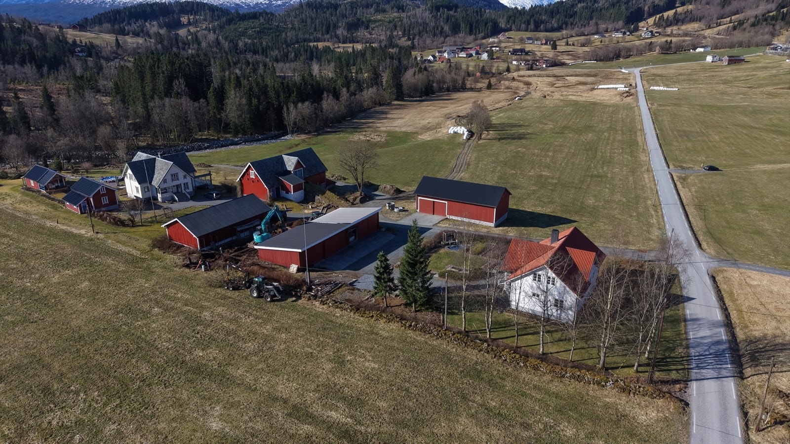 Eiendommen strekker seg bortover på venstre side av veien Galleribilde