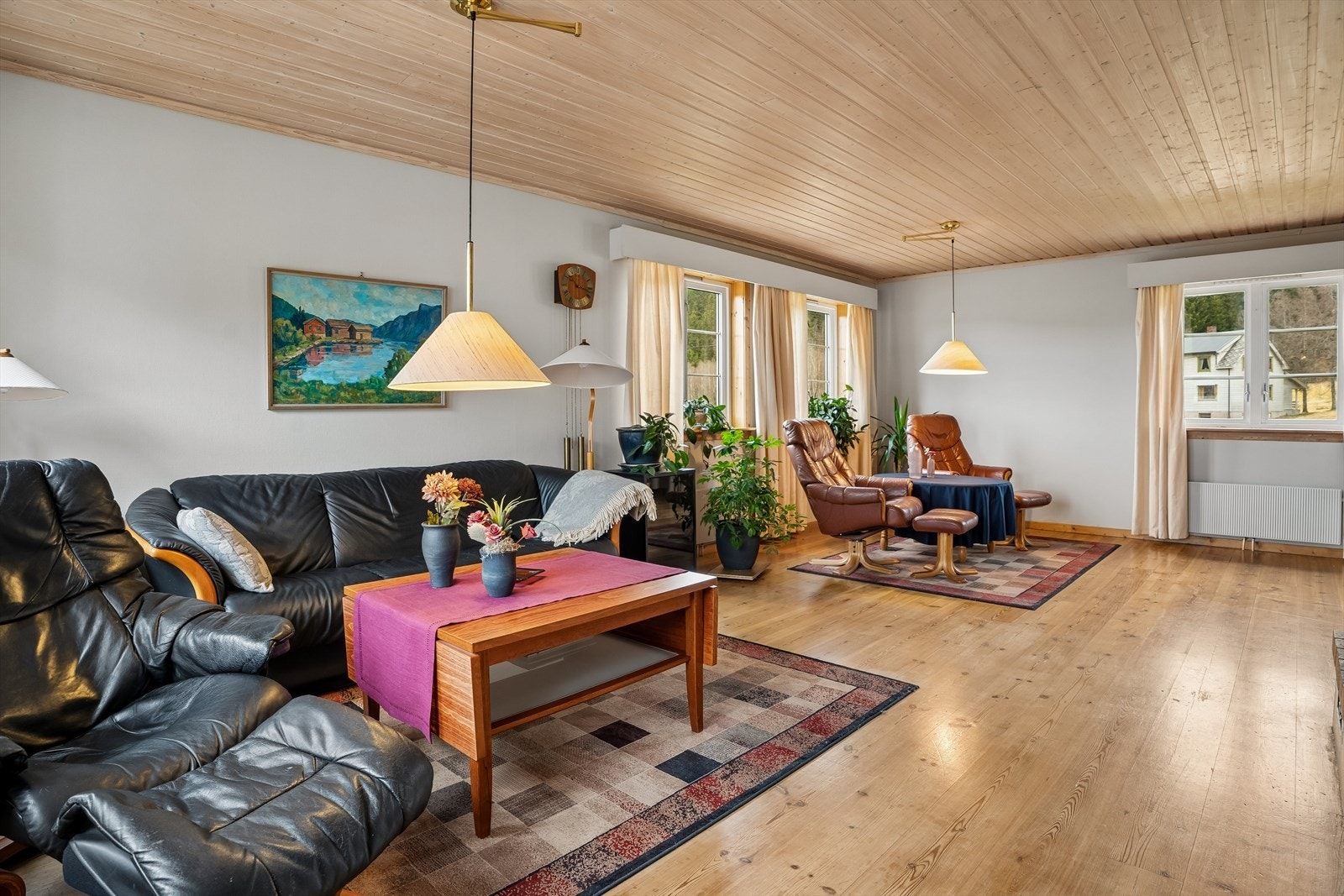 Boligen varmes opp via vannbårent anlegg tilknyttet fyrkjele, med varmefordeling gjennom radiatorer og delvis gulvvarme. Galleribilde