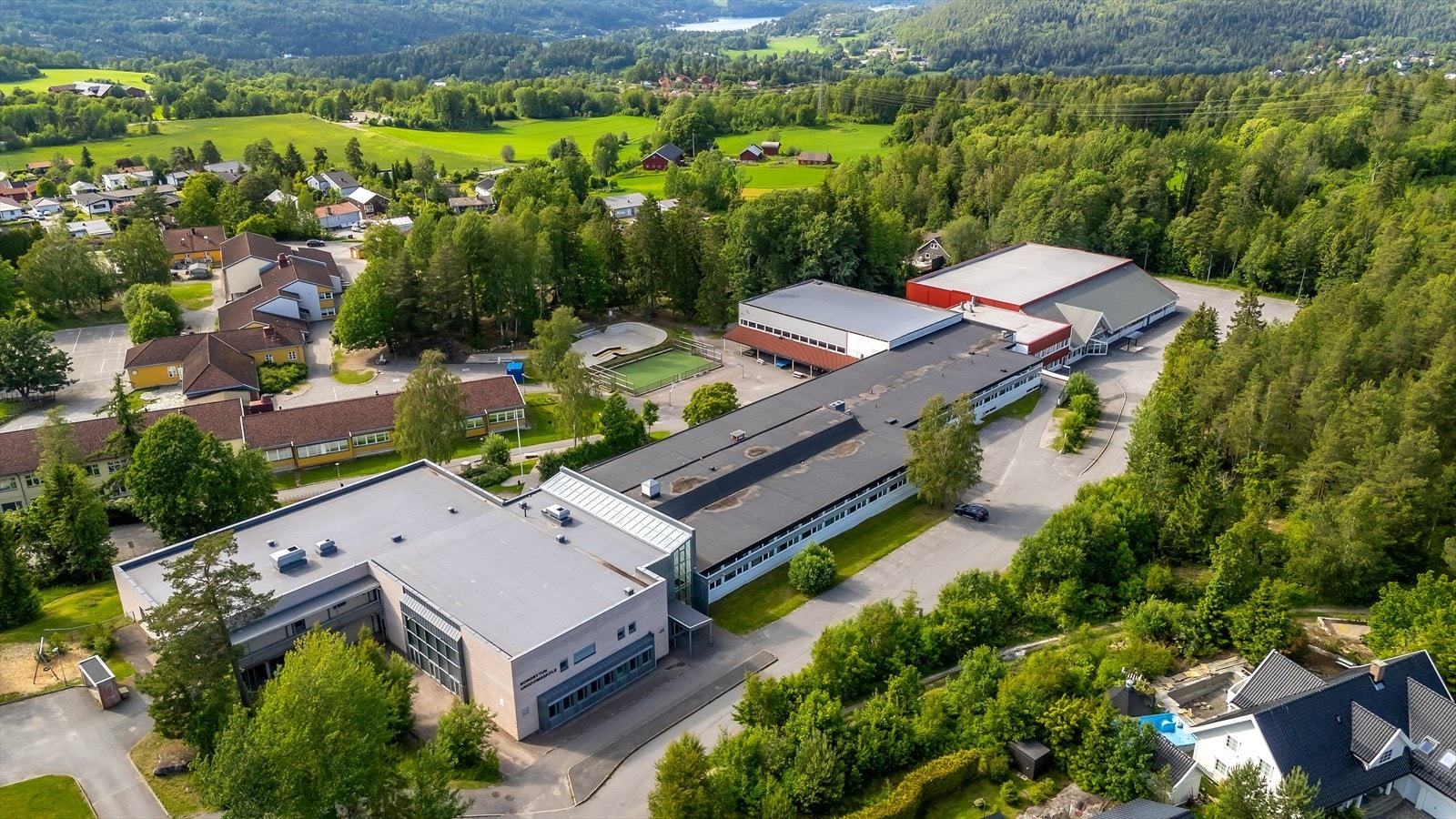 Nordbytun Ungdomsskole er ca. 3 kilometer unna og innenfor sykkelavstand på gang- og sykkelveier helt frem til skolegården. I tilknytning til skolene ligger idrettsanlegget som har innendørs idrettshall, svømmehal og flere utendørs baner. Galleribilde