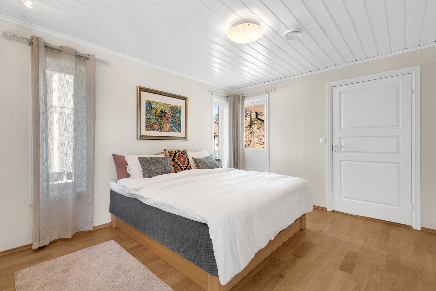 I 1. etasje finner du også hovedsoverommet. Soverommet er romslig og av god størrelse med god plass til dobbeltseng og tilhørende møblement. I tilknytning til soverommet er boligen hovedbad. Galleribilde