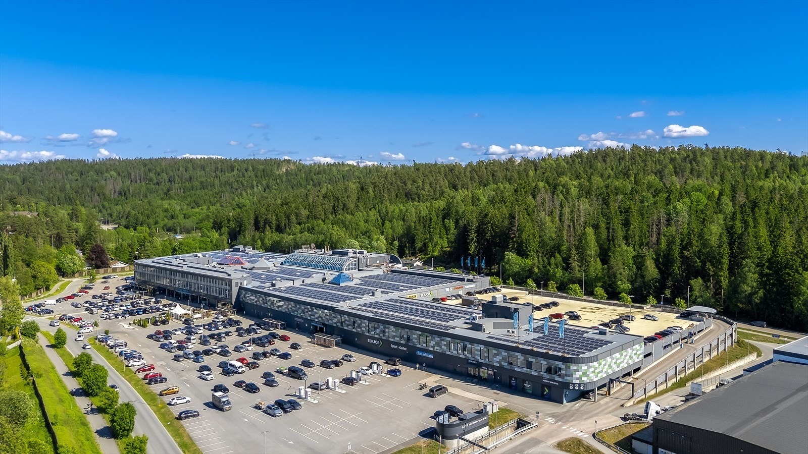 I nærheten finner du også Vinterbro senter, som tilbyr 85 butikker og spisesteder, samt lege- og tannlegesenter og treningssenter. Galleribilde